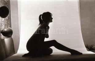 cca 1971 Mozdulatok, formák ellenfényben, 34 db szabadon felhasználható, vintage negatív, 24x36 mm