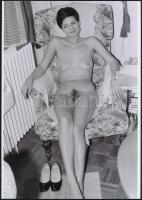 cca 1977 Testbeszéd, szolidan erotikus felvételek, 4 db vintage negatívról készült mai nagyítás, 25x...