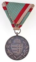 1929. "Magyar Háborús Emlékérem kardokkal, sisakkal" hadifém kitüntetés mellszalaggal T:2 ...