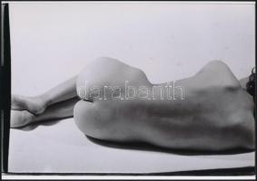 cca 1977 Hátat fordítva, szolidan erotikus felvételek, 3 db vintage negatívról készült mai nagyítás,...