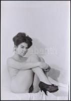 cca 1972 Megengedő pillantások, szolidan erotikus felvételek, 3 db vintage negatívról készült mai nagyítás, 25x18 cm / 3 erotic photos, 25x18 cm