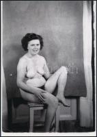 cca 1970 Ülve komponálva, szolidan erotikus felvételek, 3 db vintage negatívról készült mai nagyítás...