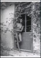 cca 1983 Frizura mustra, szolidan erotikus felvételek, 3 db vintage negatívról készült mai nagyítás, 25x18 cm / 3 erotic photos, 25x18 cm