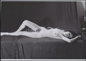 cca 1971 Zavartalan pozíciók, szolidan erotikus felvételek, 3 db vintage negatívról készült mai nagy...