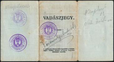 1934 Fényképes vadászjegy és vadászfegyverigazolvány, Ledniczky András kunszentmártoni telekkönyvvezető részére, Kunszentmárton Vadásztársaság pecsétjével.