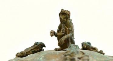 Jádéval és rekeszzománccal díszített fém teáskanna, tetején apró majomfigurával, m: 12,5 cm