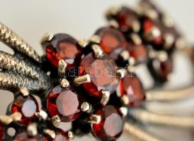 Ezüst(Ag) kitűző gránát kövekkel díszítve, jelzett, 6x2 cm, bruttó: 10,3 g