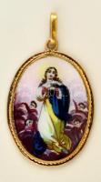 Szűz Mária Mariazell porcelán medál arany(Au) 14K kerettel, jelzés nélkül, 2x1,5 cm, bruttó: 1,4 g