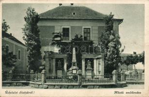 Sóskút katonai emlékművel