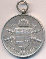 1939-1945. "Magyar Kis Ezüst Vitézségi Érem" ezüstözött fém kitüntetés mellszalaggal, &quo...