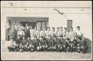 cca 1950 Kenderesi focicsapat, fotó, hátulján pecséttel jelzett, 11,5×18 cm