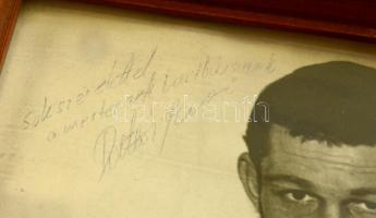 cca 1980 A Vasas SC ökölvívójának fényképe, dedikációval, üvegezett fa keretben, 17,5×23 cm