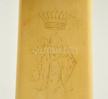 Elefántcsont ruhakefe (2 db), egyik sérült, grófi monogrammal, h:15 és 20 cm