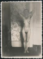 1933 Egészalakos akt, fotó, hátulján feliratozva, 11,5×8,5 cm