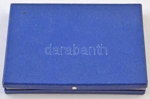 NDK DN "Lipcse - Kiállítási Központ" 6db klf fém emlékérem díszdobozban; "Új Opera&qu...