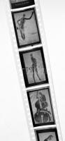 cca 1970 Erotikus és pornó fotónegatívok, 21 felvétel, 24x36 mm