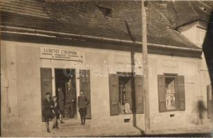 1924 Velkenye, Vlkyna; Ludevit Csernok divat-  és fűszerkereskedése, üzlet bejárat / shop entrance. photo (kis szakadás / small tear)