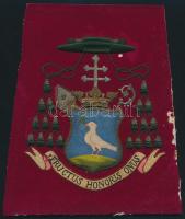 cca 1873-1912 Samassa József (1828-1912) egri bíboros-püspök címere jelmondatával (Fructus honoris onus), heraldikailag helytelen (érseki) kalappal, szövet, 19×16,5 cm