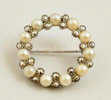 Ezüst(Ag) bross tenyésztett gyöngyökkel és markazittal, jelzett, d: 2,5 cm, bruttó: 5,7 g