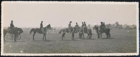 cca 1938 A hadi állományú 34. gyalogezred jobbszárnyán az ezred szűkebb törzse, 2 db fotó, egyik feliratozva, 11,5x29 cm
