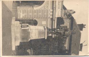 Mikolc laktanya katonai emlékművel Foto