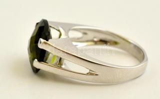 Ezüst(Ag) gyűrű csiszolt üveg kővel, jelzett, méret: 58, bruttó: 4,5 g