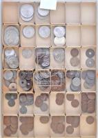 Vegyes magyar fémpénz tétel főleg a pengő korszakból, két tálcán, közte 1848. 1kr Cu, 1849NB 3kr Cu,...