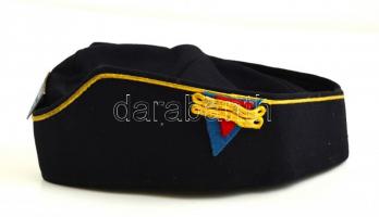 Diák sapka (Dózsa György Gimnázium) zománc jelvénnyel, h:27 cm