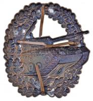 NSZK ~1960-1970. Bundeswehr Páncélos fém sapkajelvény (~49x51mm) T:2
FRG ~1960-1970. Bundeswehr Tan...