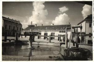 Szilágycseh, Cehu Silvaniei; utcakép kúttal, Spitzer Márton és Nagy Ödön üzlete / street view with well and shops (EK)