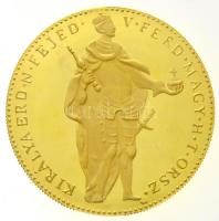 Csóka Zsuzsa (1962-) 2008. "V. Ferdinánd" jelzett Au emlékérem V. Ferdinánd dukátjának utá...