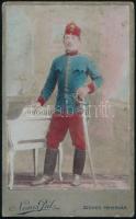 cca 1900 Huszár műtermi fotója, színezett keményhátú fotó Nemes Pál székesfehérvári műterméből, 10x6 cm