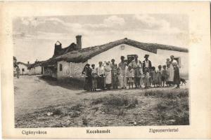 Kecskemét, Cigányváros, cigány család csoportképe. Fekete Soma kiadása / Zigeunerviertel (EK)