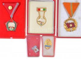 9db-os vegyes kitüntetés tétel a szocialista korszakból, mind tokban, közte "A Tanács kiváló dolgozója", "A haza szolgálatáért" T:1-,2,2-