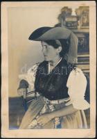 cca 1910 Hölgyek fotózása, 2 db kartonra kasírozott fotó, 13x18 cm