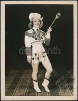 Hollywoodi színészek fotói, 2 db, egyik aláírt, felületükön törésnyomokkal, 26x20 cm