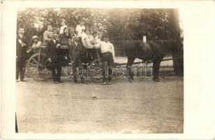 1924 Visegrád, kocsikázó társaság csoportképe. photo (EK)