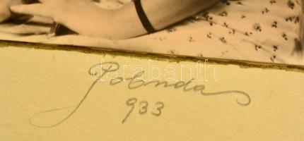 1933 Bp., Hölgy színezett portréja, kartonra kasírozott fotó Pobuda Alfréd műterméből, aláírt, pecsé...