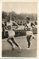 1936 Berlin, Olympische Spiele. Sieger Son auf der Strecke mit Harper Marathonlauf / Summer Olympics in Berlin. marathon running