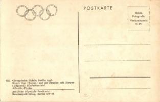 1936 Berlin, Olympische Spiele. Sieger Son auf der Strecke mit Harper Marathonlauf / Summer Olympics...