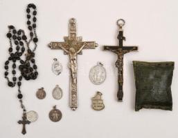 Kegytárgyak, 4 db rózsafüzér, falikép, feszület ( 2db), medálok (6db), összesen: 13 db