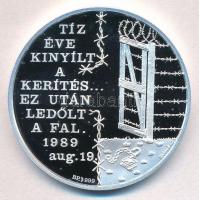 Bognár György (1944-) 1999. "A Vasfüggöny lebontásának 10. évfordulójára" jelzett Ag emlékérem magyar és német nyelvű tanúsítvánnyal, tokban (31,12g/0.999/42,5mm) T:PP
