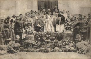 Szalacs, Salacea; A római katolikus templom harangjainak levétele, csoportkép pappal és katonákkal / church bell removal ceremony, group picture with priest and soldiers (fl)