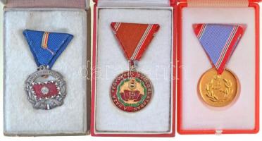 6db-os magyar kitüntetés tétel, mindegyik tokban, közte Honvédelmi Érdemérem 20 év, A Haza Szolgálatáért arany fokozat T:1-,2 sérült tok