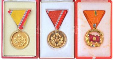 6db-os magyar kitüntetés tétel, mindegyik tokban, közte "Honvédelmi Érdemérem 20 év", &quo...