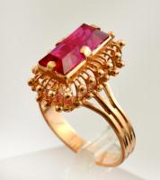 Arany (Au.) 14 k  gyűrű szintetikus rubin kővel, jelzett (szovjet), méret: 56, bruttó: 6 g