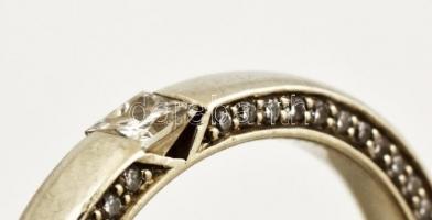 14 K fehérarany gyűrű 98 db kisebb és egy nagyobb briliánssal .Jelzett, 5,4g  / White gold. 14C ring...
