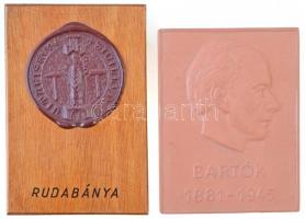 1977. "Bartók 1881-1945" kerámia plakett, hátoldalán akasztóval. Szign.: Szá (119x142mm) + DN "Rudabánya" pecsét jellegú emléktábla fa talpon (160x119mm) T:2