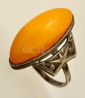 Ezüst(Ag) gyűrű borostyán díszítéssel, jelzett, méret: 51, bruttó: 3,7 g