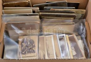 1860-1900 600 darab, 90% ban magyar vizitkártya (340-400) és kabinetfotó (150-200) gyűjtemény. Több ...